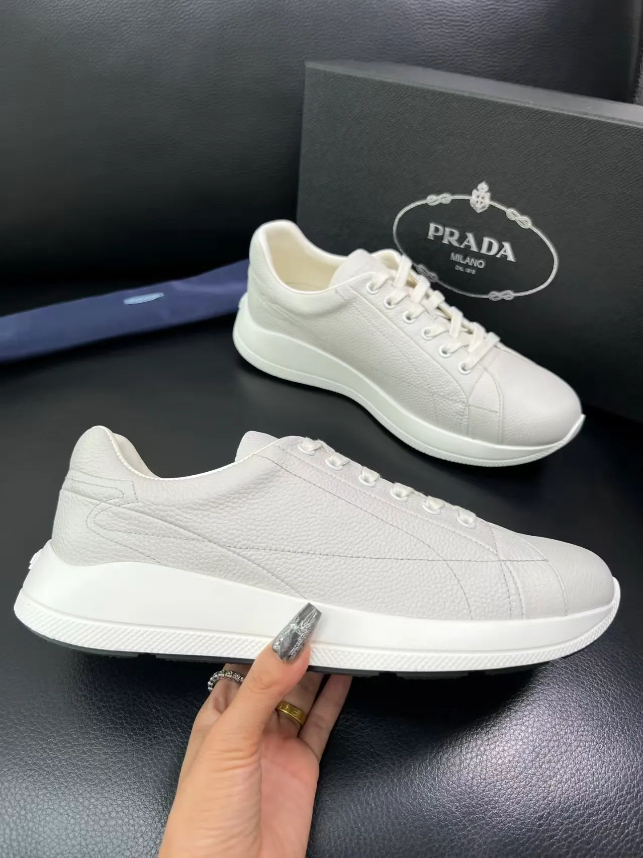 P440 38-45 Prada Prada’s new men’s leather sneakers, the highest version on the market, any comparison is welcome🆚! The original leather has excellent texture and is super high-end! Fetal sheep net lining imported from Italy, removable pad! Luxurious materials and fine workmanship, highly recommended! No. 058